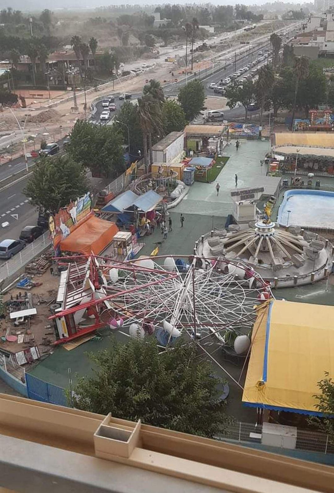 Noria derribada por el aire en la playa de Gandia