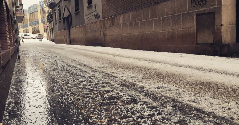 Un manto blanco dejó el granizo en la capital de Jaén este 1 de mayo