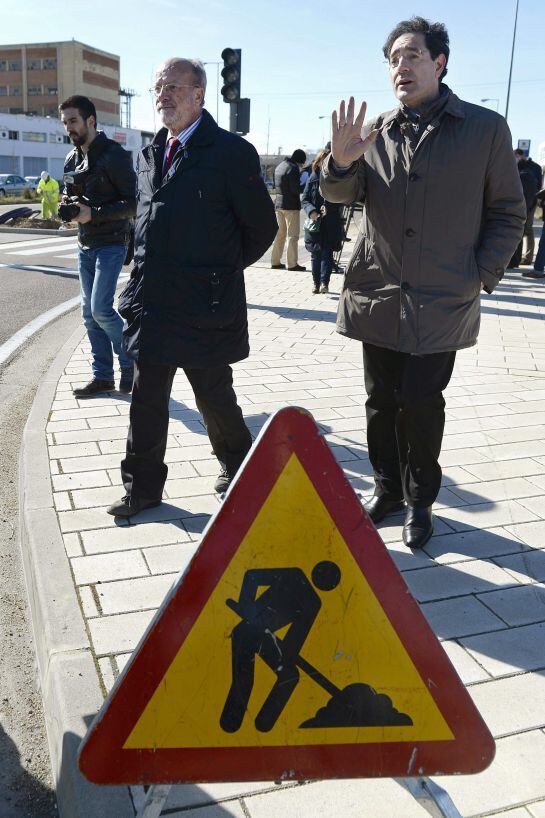 GRA305. VALLADOLID, 05/03/2015.- El alcalde de Valladolid, Javier León de la Riva (c), recorre las obras de la mediana de la Avenida de Burgos, en el primer acto público tras conocerse su designación como candidato del PP a la Alcaldía de la ciudad. Su ca