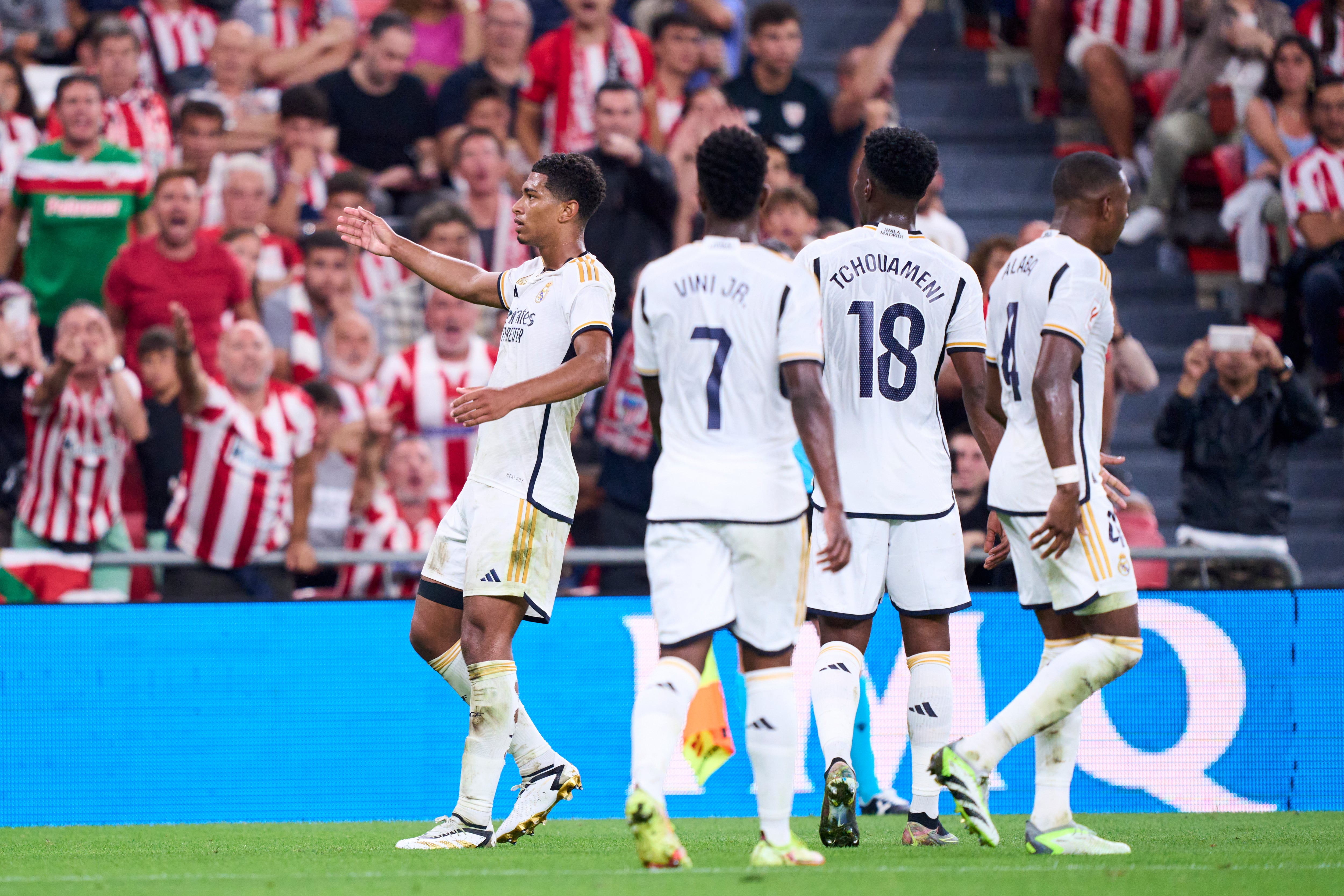 El Real Madrid celebra uno de sus goles en San Mamés ante el Athletic Club de Bilbao. (Photo by Juan Manuel Serrano Arce/Getty Images)