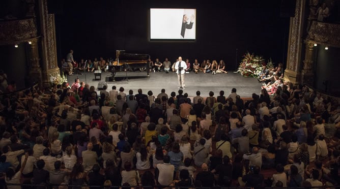 Un momento del acto de homenaje celebrado en el Teatro Campos de Bilbao, para despedir al actor vizcaíno Alex Angulo, fallecido en accidente de tráfico.