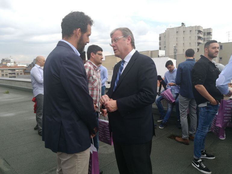 Antonio Silván conversa con el entrenador del Júpiter Ramón González