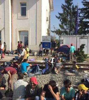 Refugiados esperan en la estación de tren de Tovarnik.