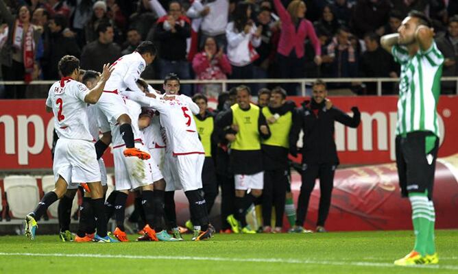 Los jugadores del Sevilla FC celebran su segundo gol ante el Real Betis