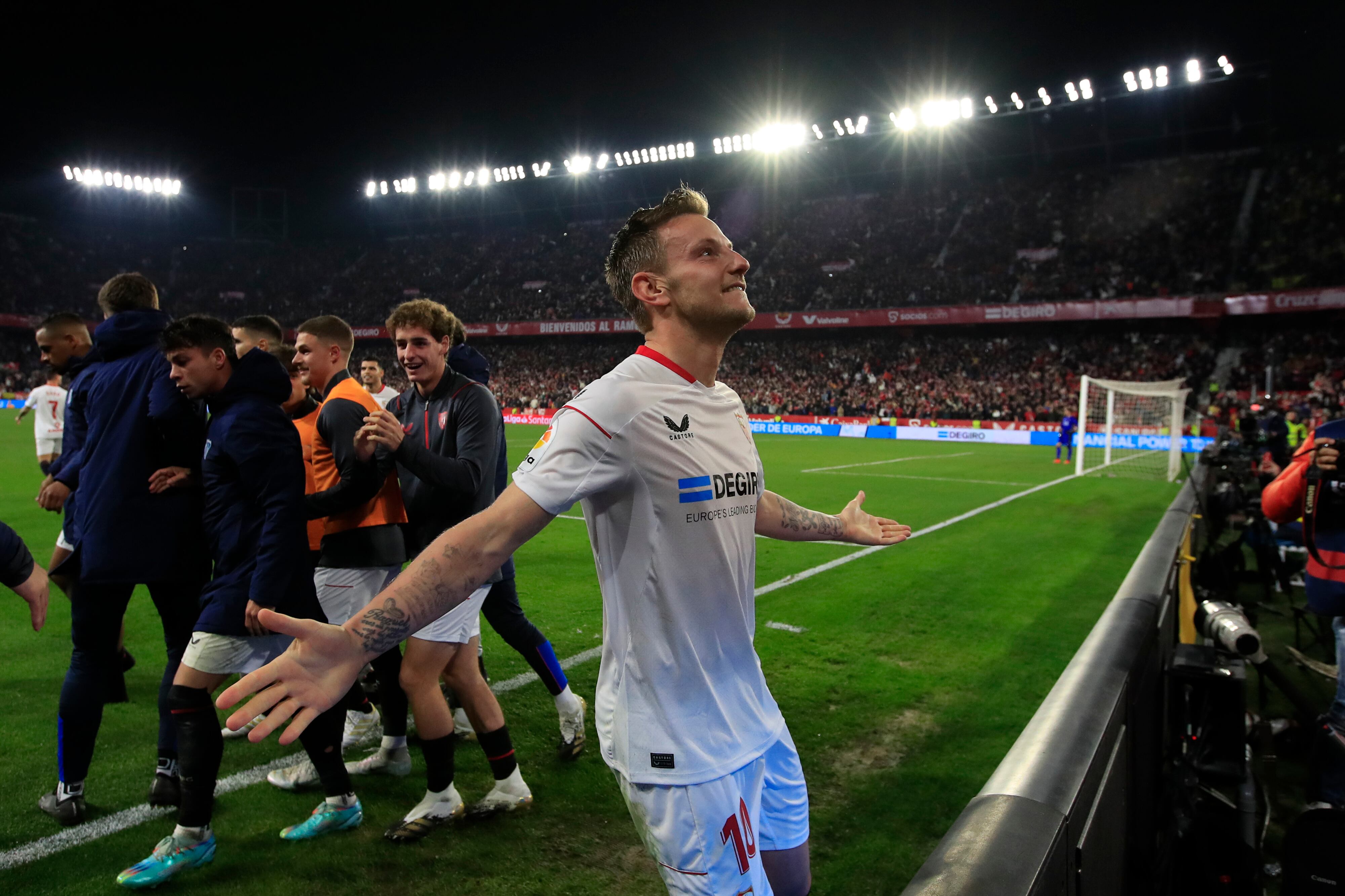 SEVILLA, 21/01/2023.- El centrocampista del Sevilla Ivan Rakitic celebra tras marcar ante el Cádiz, durante el partido de Liga en Primera División que estos dos equipos juegan hoy sábado en el estadio Sánchez Pizjuán. EFE/Julio Muñoz
