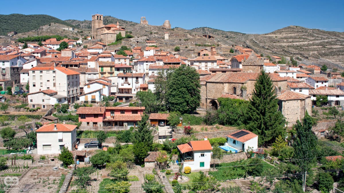 Enciso teje su memoria industrial en femenino con un proyecto colectivo de fotografías y bordado