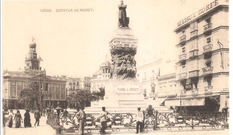 Postal fotoipia de la plaza de San Juan de Dios con la estatua de Moret