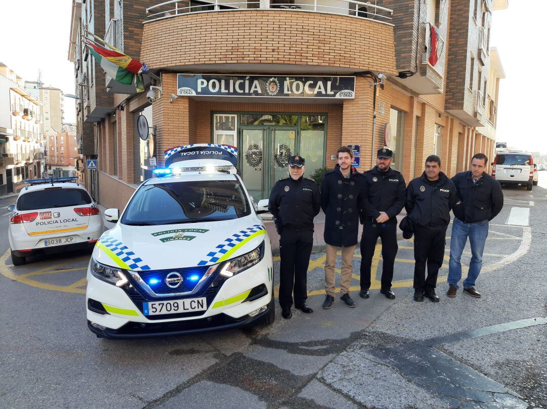 Mandos de la Policía Local y el concejal Javier Bris posan junto al nuevo coche