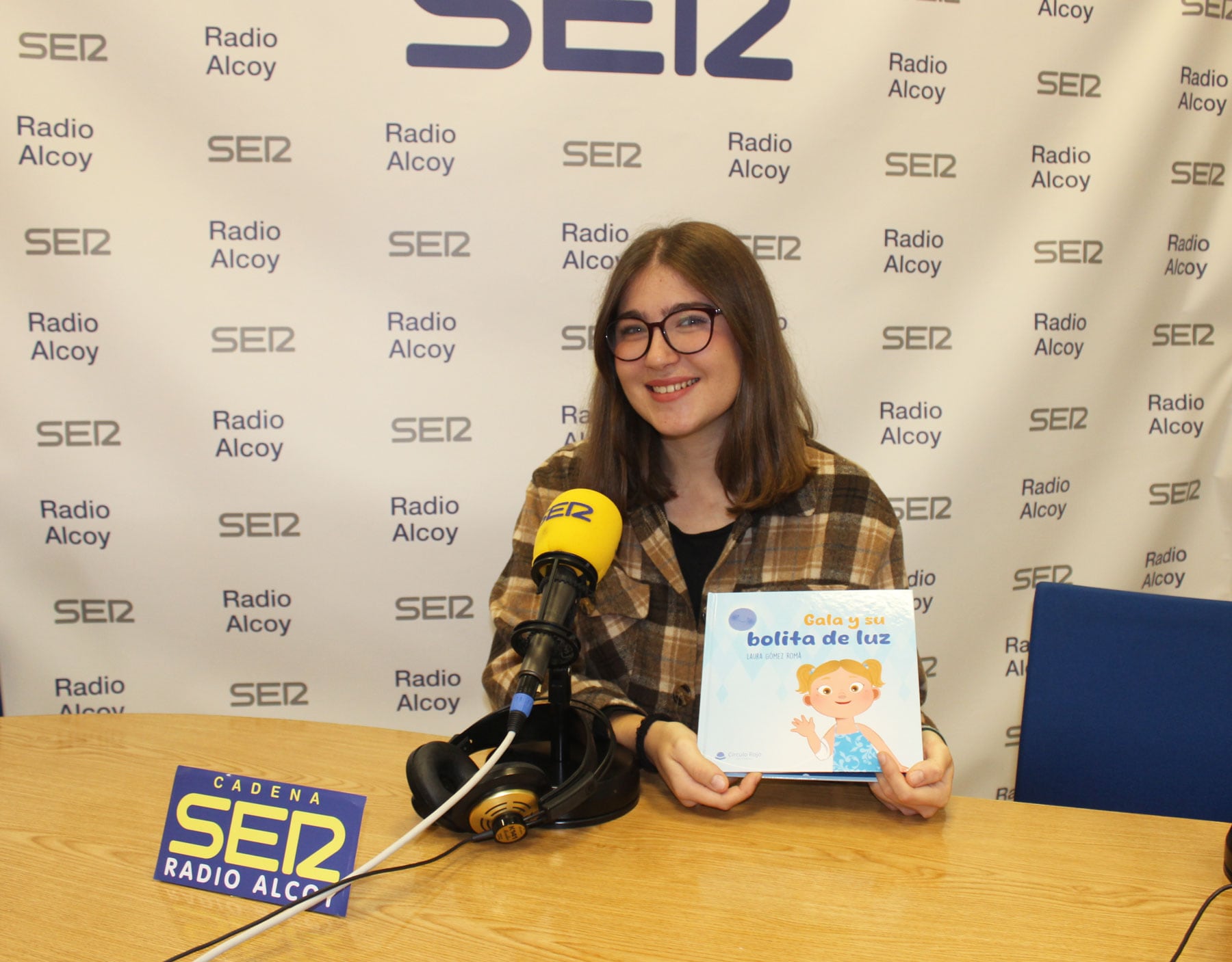 Laura Gómez con un ejemplar del libro &#039;Gala y su bolita de luz&#039;