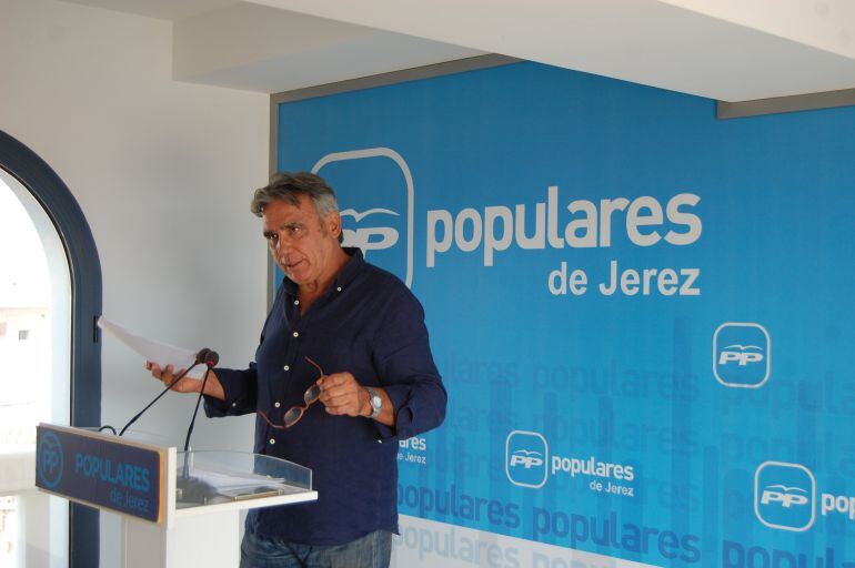 Javier Durá durante la rueda de prensa en la sede del PP