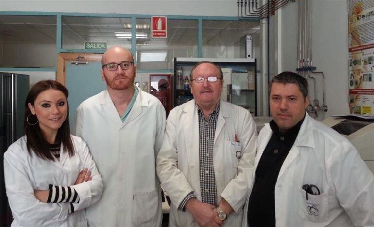 Científicos que han ideado un sencillo análisis para detectar sustancias contaminantes en la leche materna