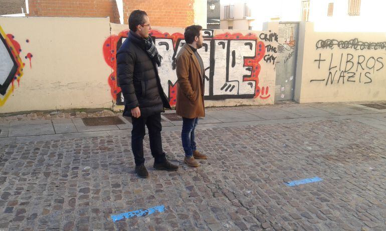 Los concejales populares José Luis González y Víctor López en la Plaza de Santa María la Nueva