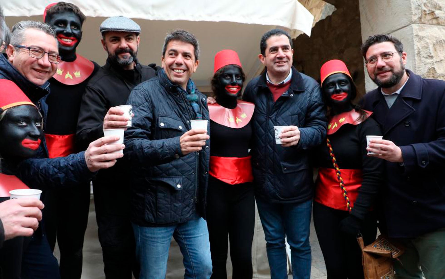 Mazón, Francés, Pérez y Cerradelo junto a los pajes y con el presidente de los Samaritas, David Ponsoda