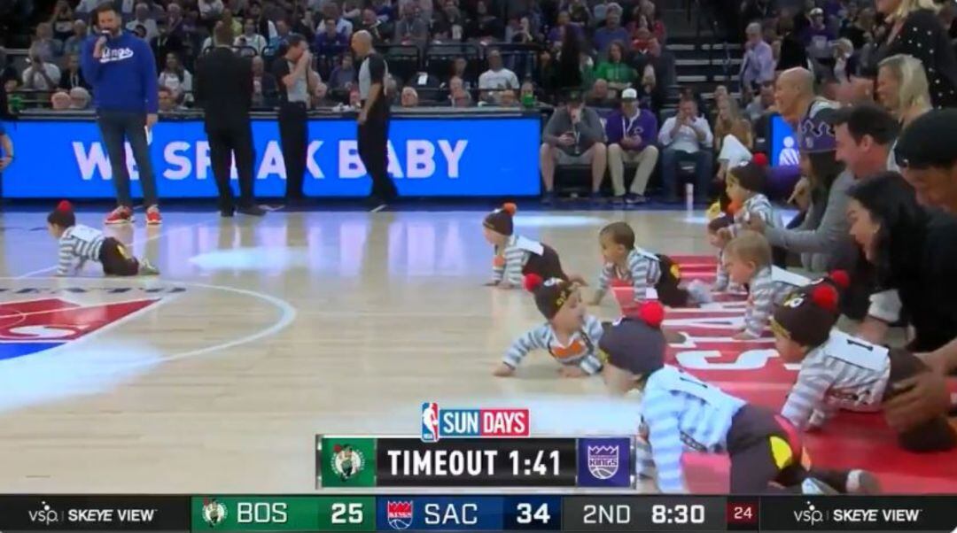 Carrera de bebés durante un tiempo muerto durante el Celtics - Sacramento Kings. 