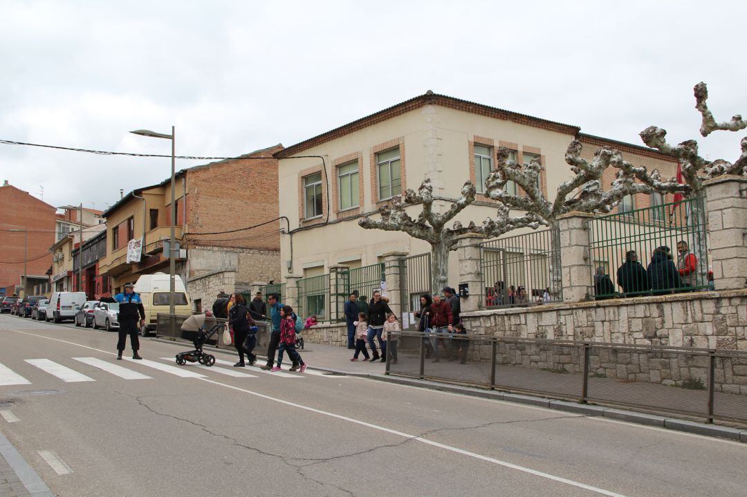 Un agente de la Policía Local regula el tráfico a la salida de un colegio