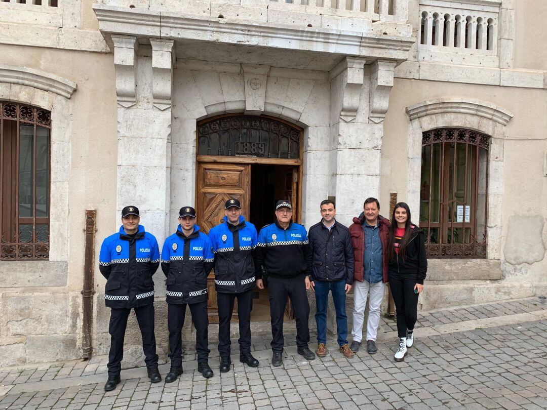 Los nuevos agentes en prácticas junto al jefe de Policía Local, el alcalde, y los concejales de Trafico y Personal