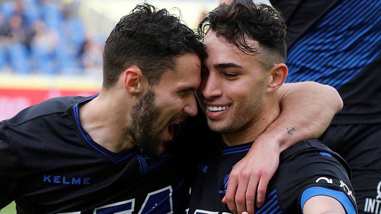 Pedraza felicita a Munir tras un gol.