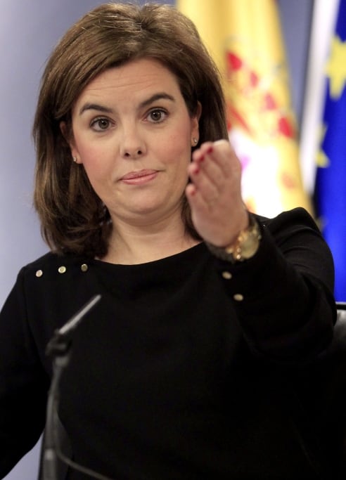 La vicepresidenta del Gobierno, Soraya Sáenz de Santamaría, durante la rueda de prensa que ha ofrecido junto al ministro de Economía y Competitividad, Luis de Guindos