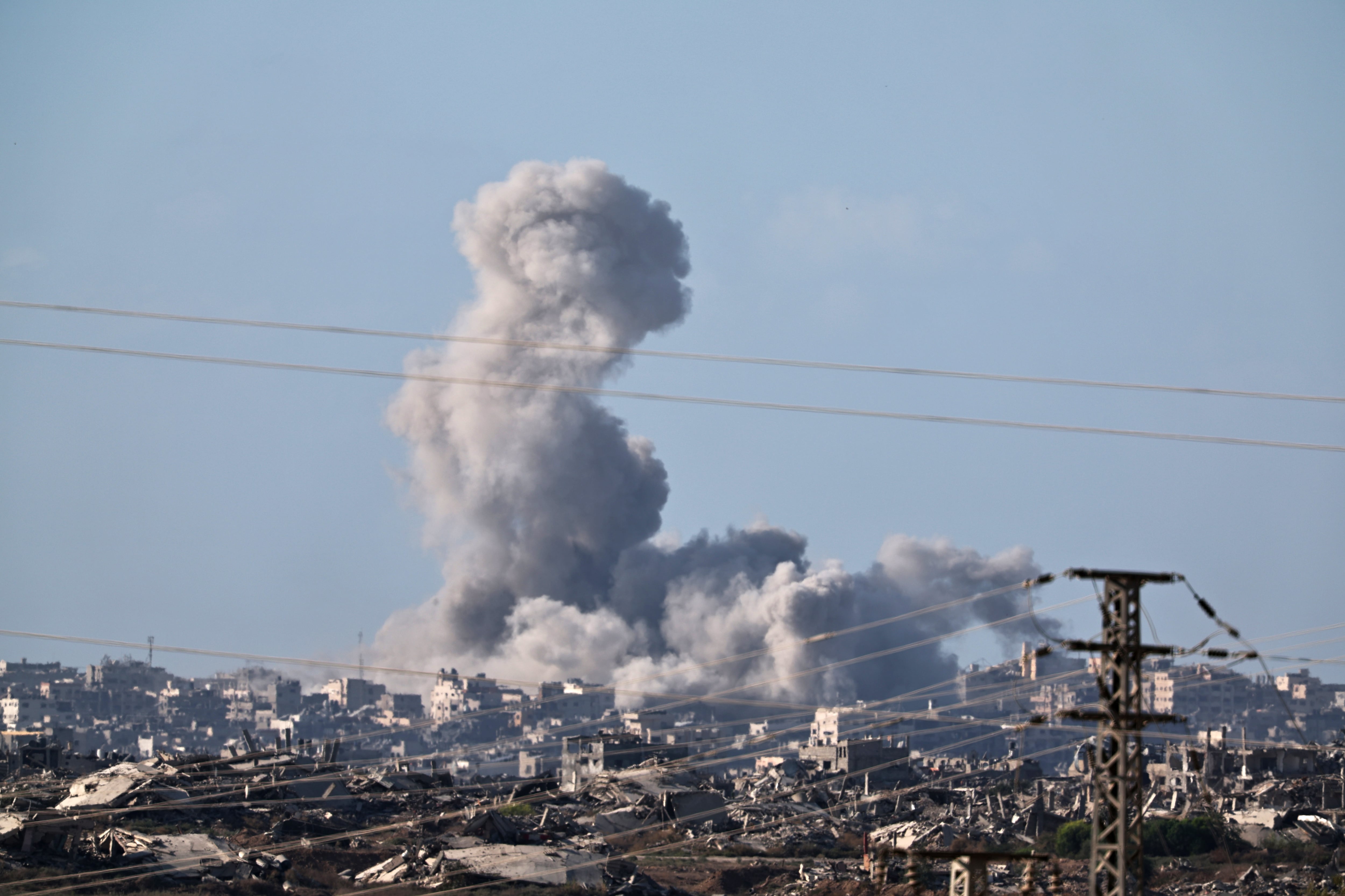 Israel redobla su ofensiva sobre Gaza y deja sin conexión a Internet y telefonía móvil a toda la Franja