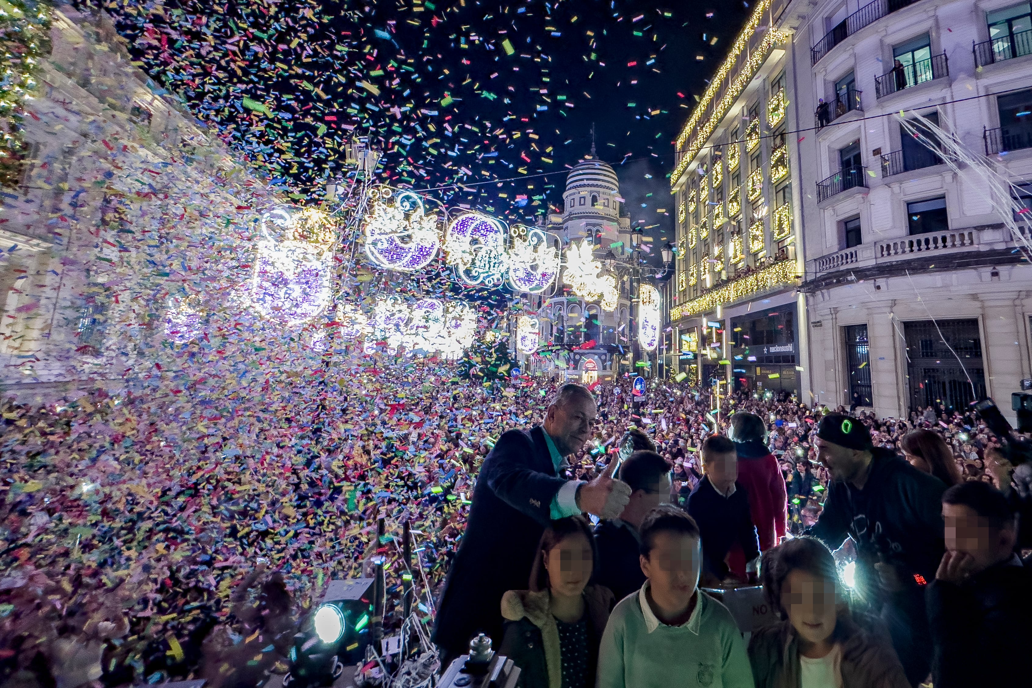 SEVILLA, 02/12/2023.- El alcalde de Sevilla, José Luis Sanz, junto a once niños -uno por cada distrito de la capital- ha inaugurado esta noche el alumbrado navideño, que llega a 287 calles de la ciudad. EFE/ David Arjona