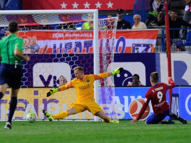 Fernando Torres bate a Ter Stegen en el Atlético 1 - Barcelona 2.