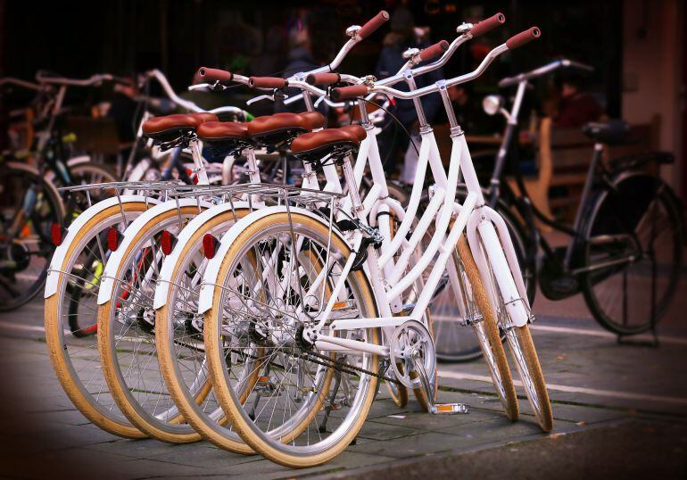 Bicicletas aparcadas en una ciudad