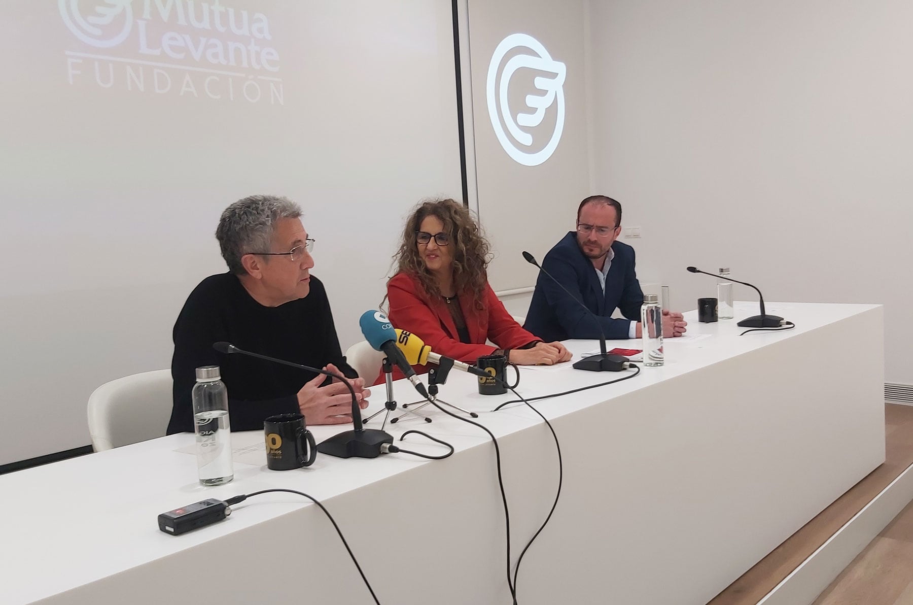 Pep Jordá, Catalina Iliescu y Tono Belda, durante la presentación de las actividades