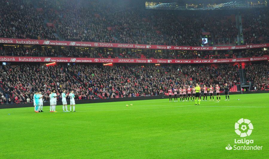 Athletic y Osasuna en San Mamés durante el minuto de aplausos por Txetxu Rojo
