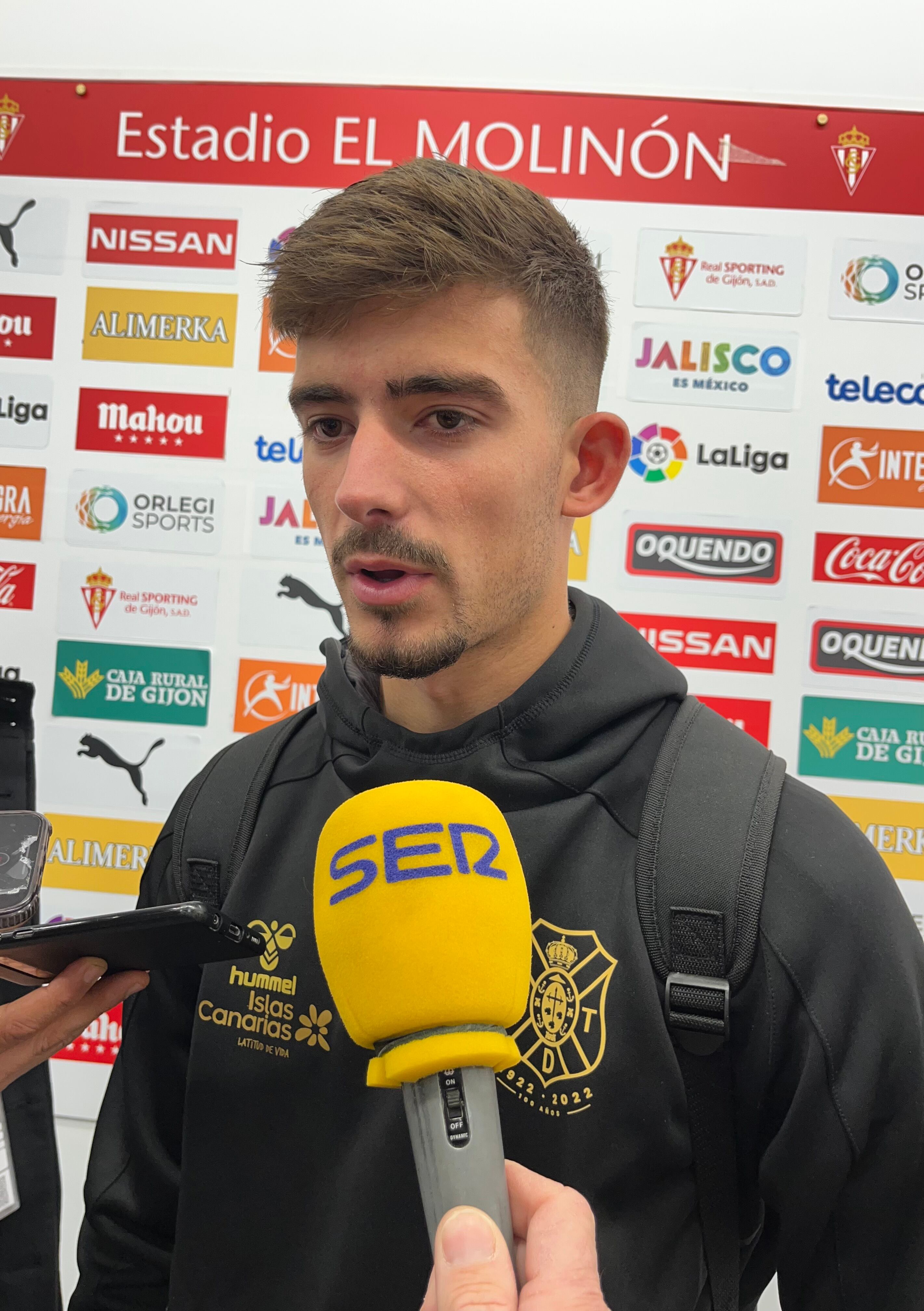 Kike Salas, en la zona mixta del estadio del Molinón anoche tras el Sporting-Tenerife.