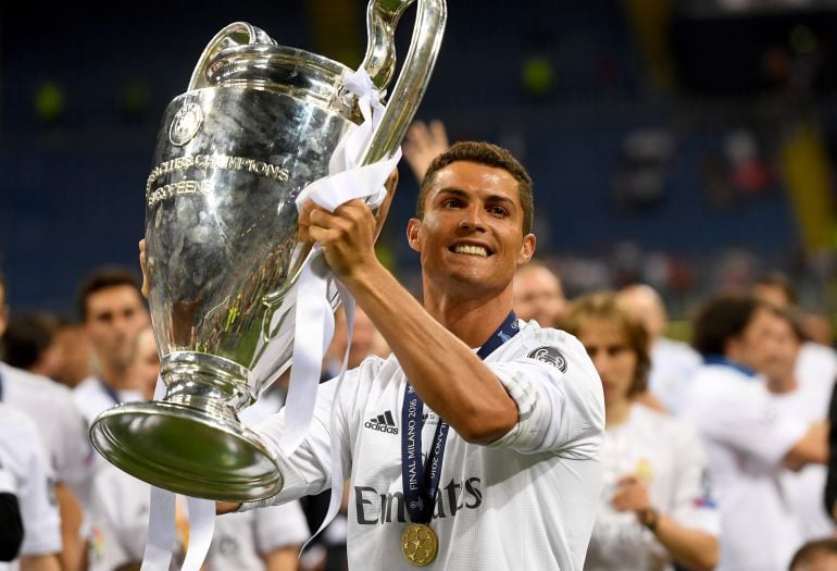 Cristiano, con el trofeo de la Champions ganada en Mirán.