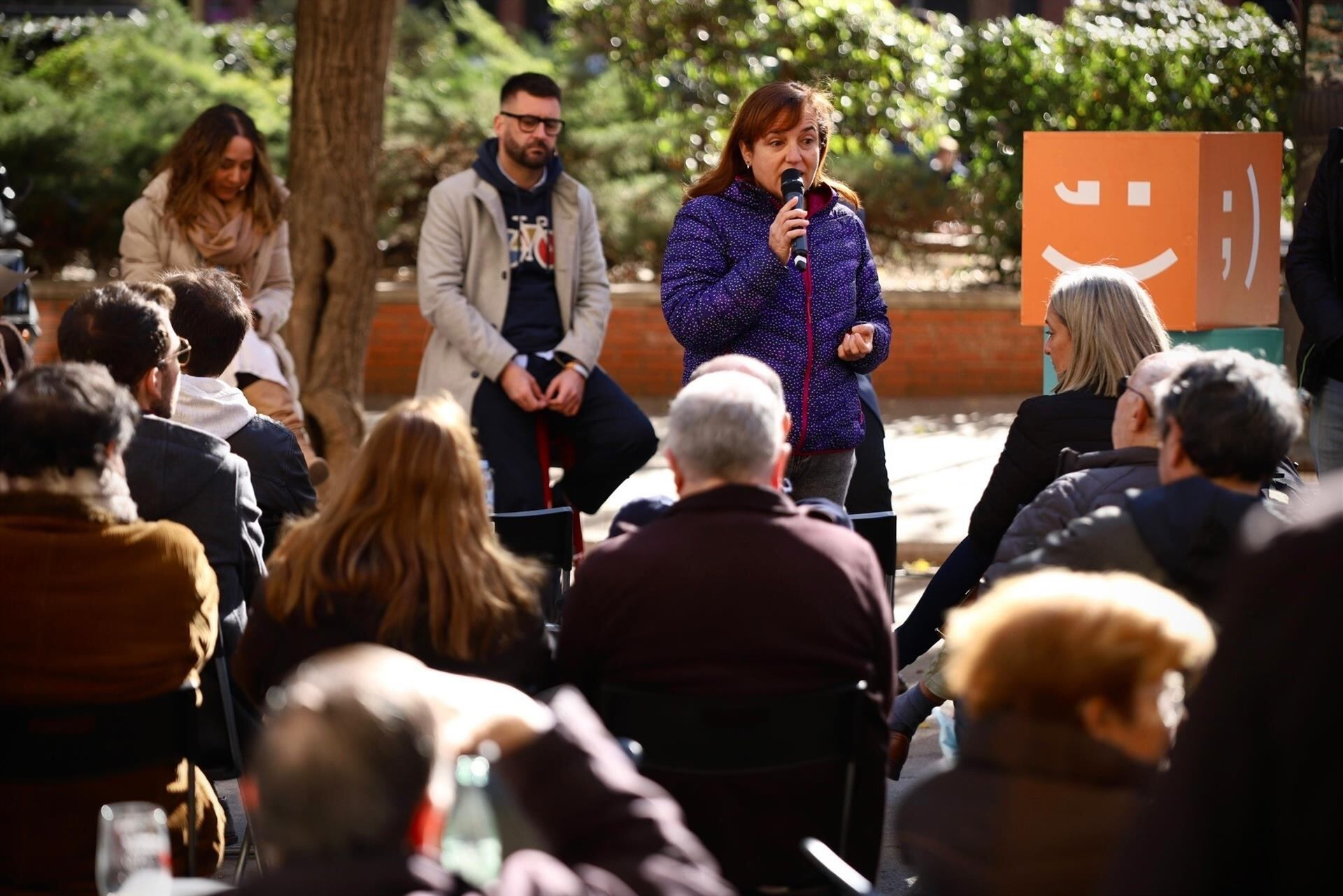 La concejala de Vivienda del Ayuntamiento de València, Isabel Lozano, interviene durante el acto de Compromís per València con vecinos de Arrancapins