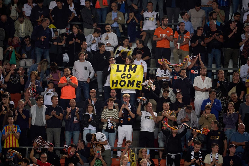 Afición del Valencia C.F. con pancartas contra Peter Lim.