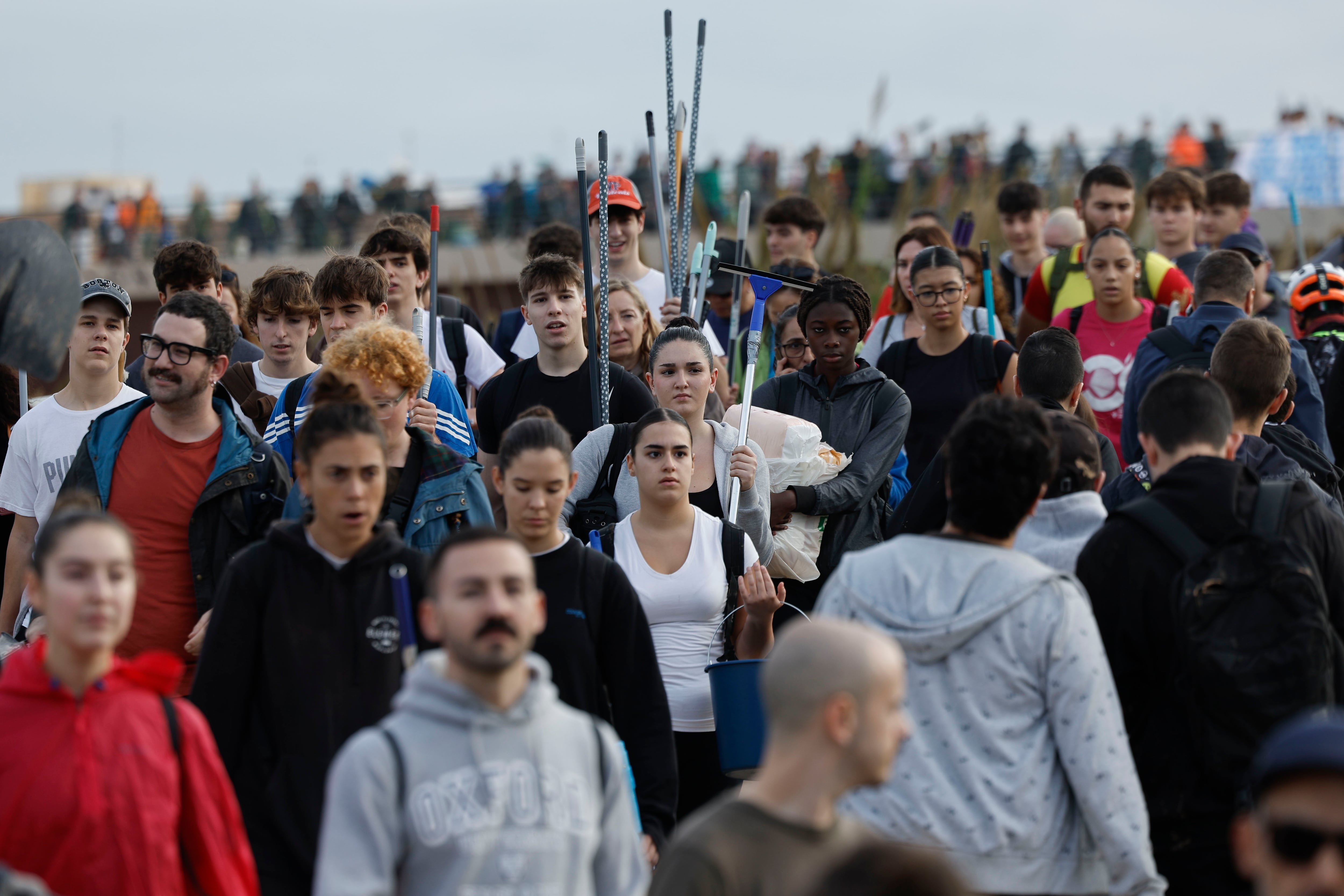 Miles de voluntarios que se dirigen a las zonas de La Torre y Paiporta para ayudar en las labores de limpieza y reconstrucción de las localidades afectadas por la dana