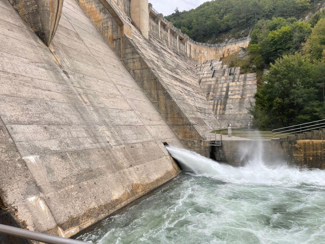 Desembalse controlado anual desde el embalse de Eugi