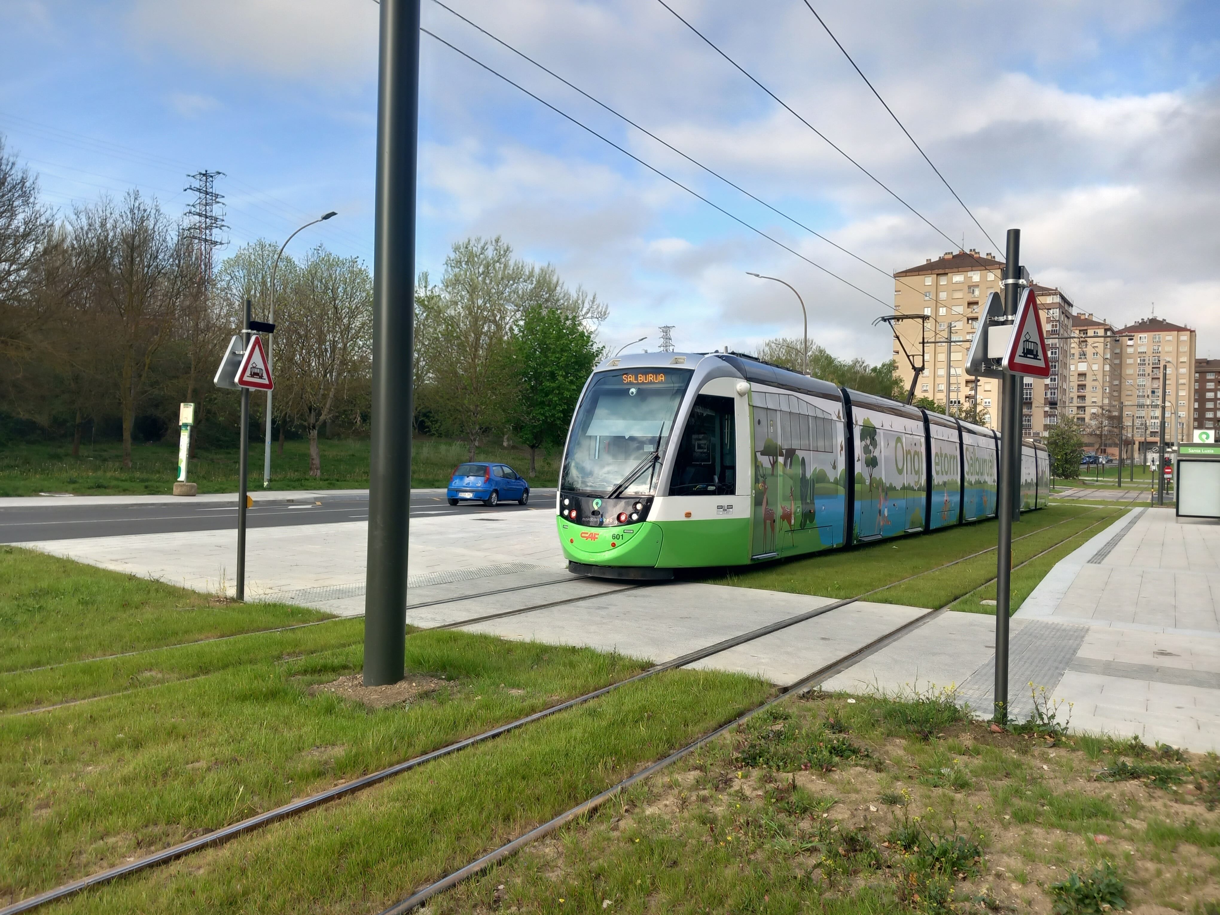 El nuevo tranvía en la parada de Santa Lucía