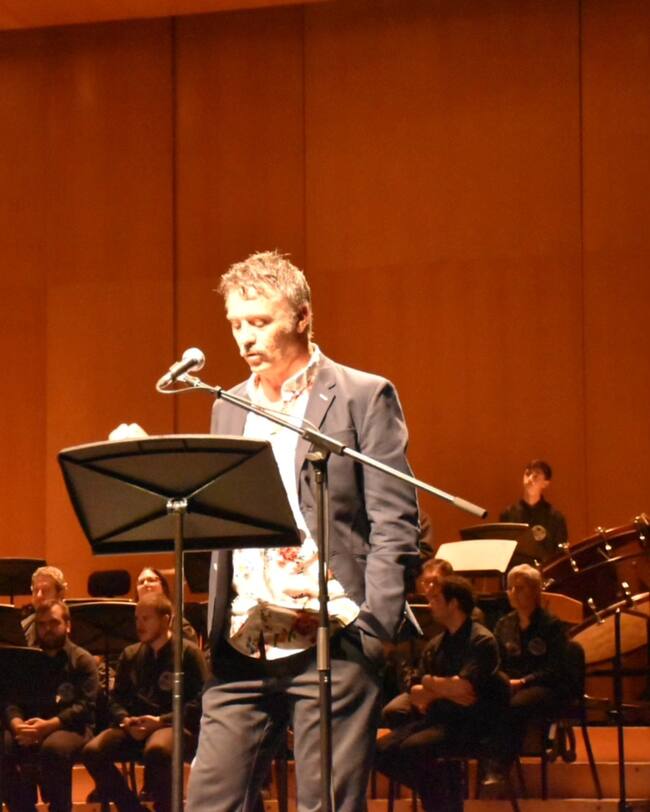 L'actor alcoià Pep Sellés llegint el manifest del 9 d'Octubre d'Alcoi.