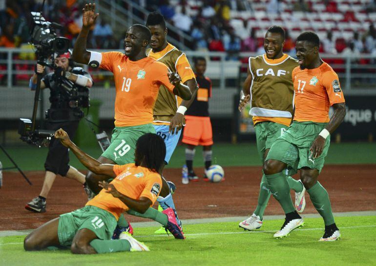 El centrocampista de Costa de Marfil, Yaya Toure, celebra su tanto ante el Congo durante la semifinales de la Copa de África 