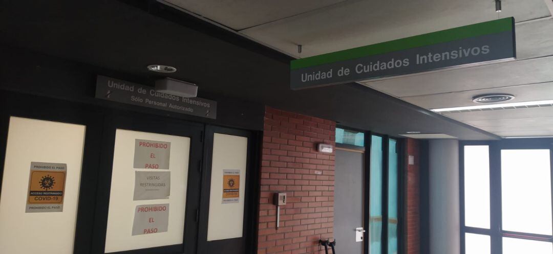 Acceso a la UCI del hospital del Bierzo