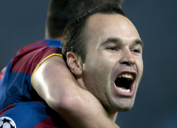 Iniesta celebra un gol con el Barça