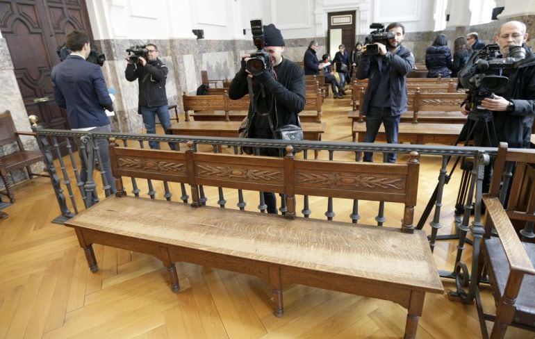 Imagen de sala de un tribunal en la previa de juicio.