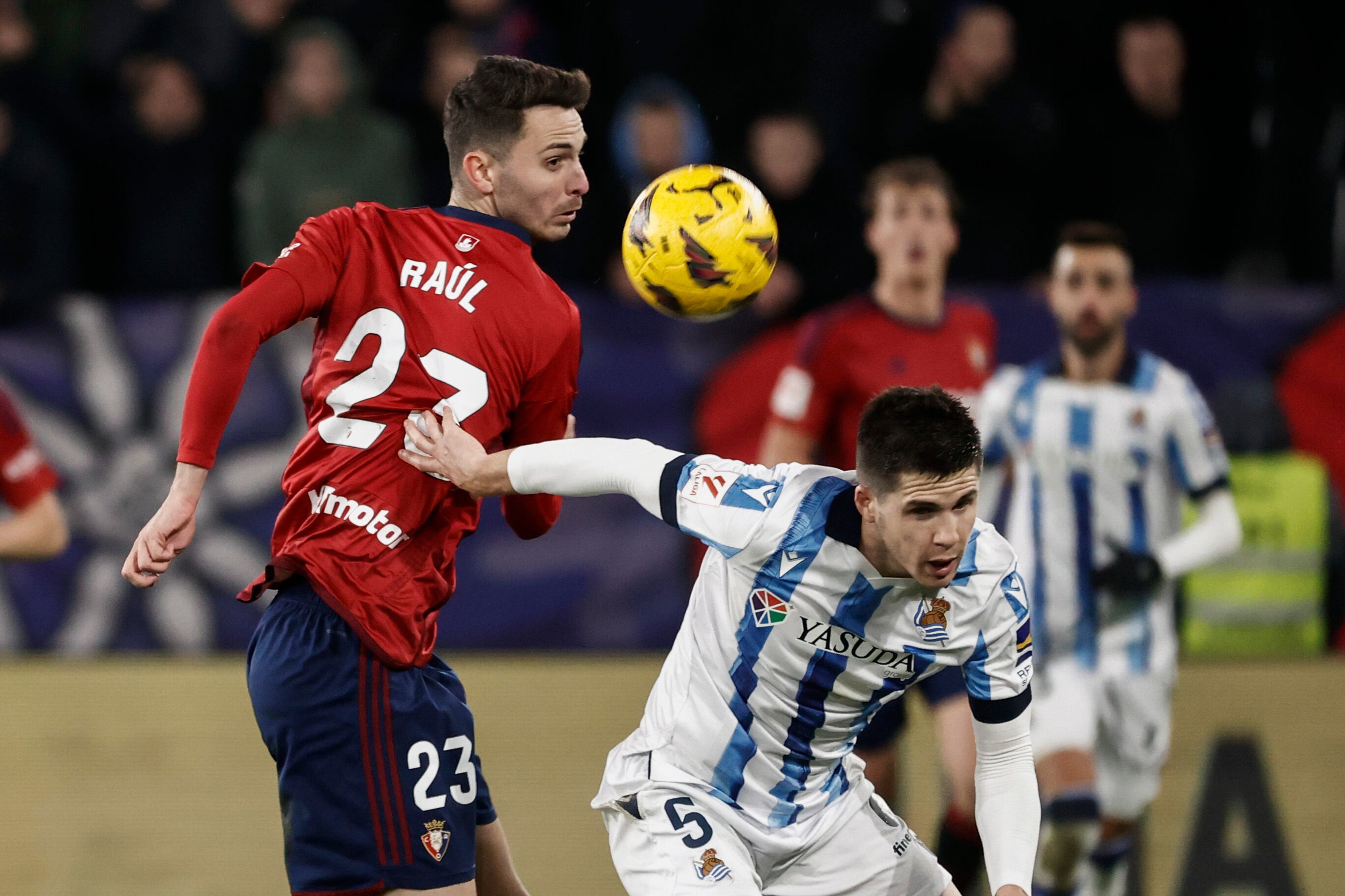 PAMPLONA (NAVARRA), 02/12/2023.- El delantero del Osasuna Raúl García (i) pelea una posesión con el defensa de la Real Sociedd Igor Zubeldia durante el partido correspondiente a la jornada 15 de LaLiga que disputan Osasuna y Real Sociedad este sábado en el estadio de El Sadar (Pamplona). EFE/ Jesus Diges
