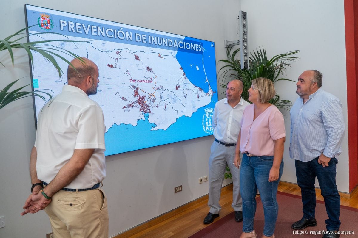 Alcaldesa y concejales contemplan un mapa del municipio