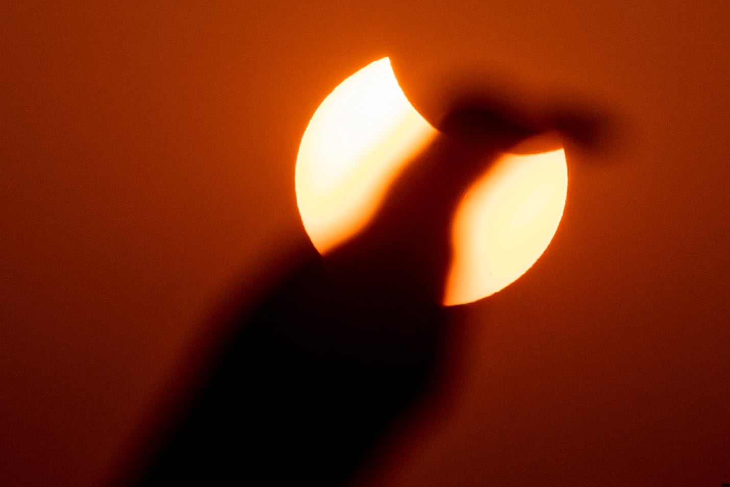 Otra perspectiva del eclipse solar desde Bombay, India.