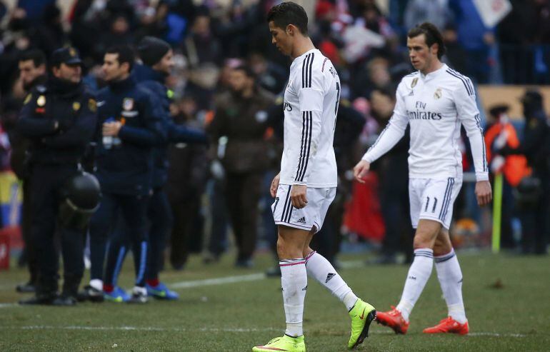 Ronaldo y Bale se retiran al túnel de vestuarios tras la derrota en el Calderón