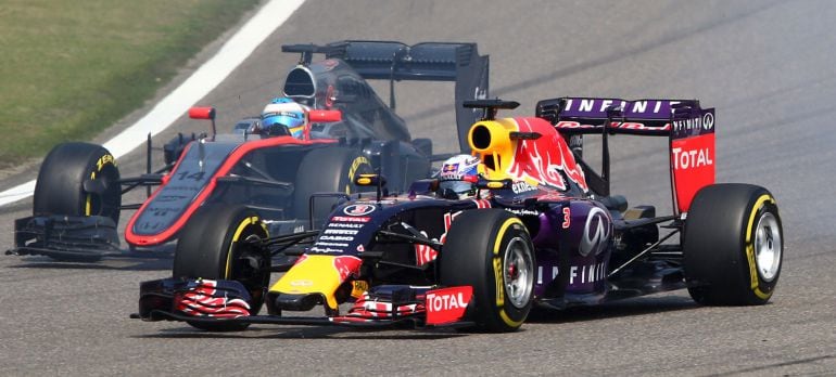 Alonso pelea con Ricciardo en el GP de China de Fórmula 1