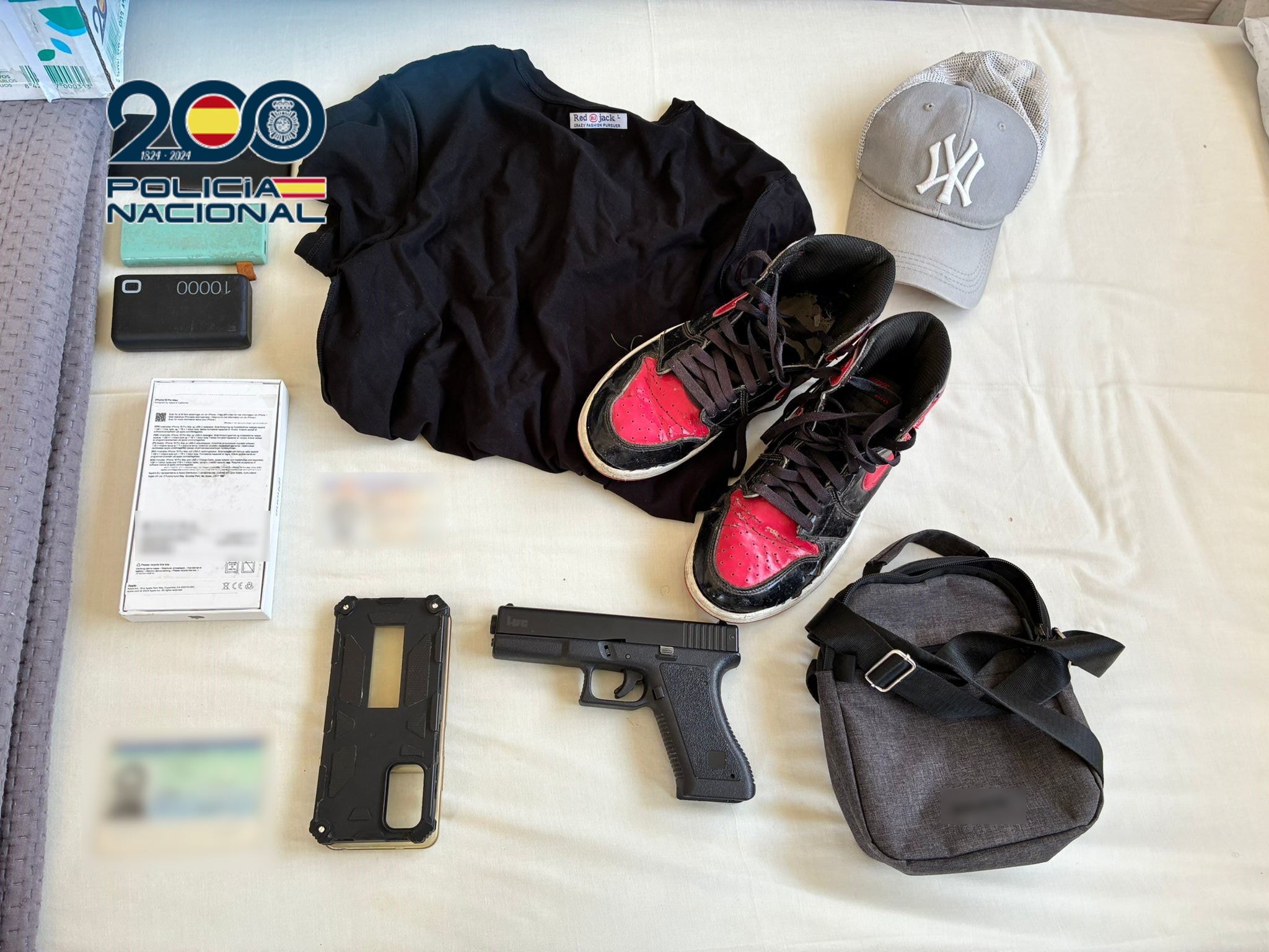 Pistola falsa y vestimenta con la que actuaba el atracador del Castillo de Santa Bárbara en Alicante