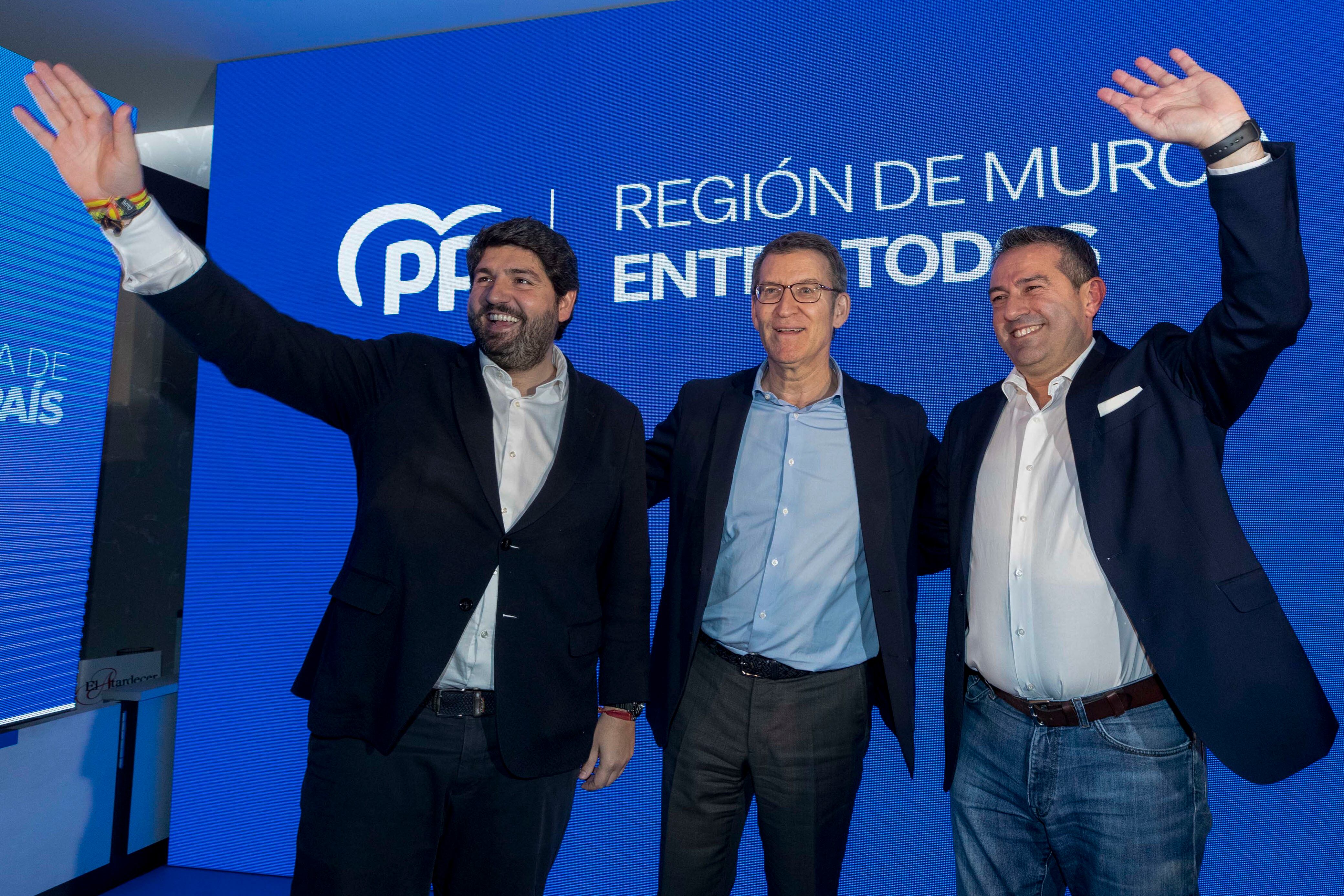 ALCANTARILLA, (MURCIA), 03/02/2023.- El presidente del Partido Popular Alberto Nuñez Feijóo (c), el presidente de la Región de Murcia Fernando López Miras (i), y el alcalde de Alcantarilla, (Murcia), Joaquín Buendía (i), en el acto de presentación de la candidatura de este último a la alcaldía de Alcantarilla, este viernes en un restaurante de la localidad. EFE/Marcial Guillén
