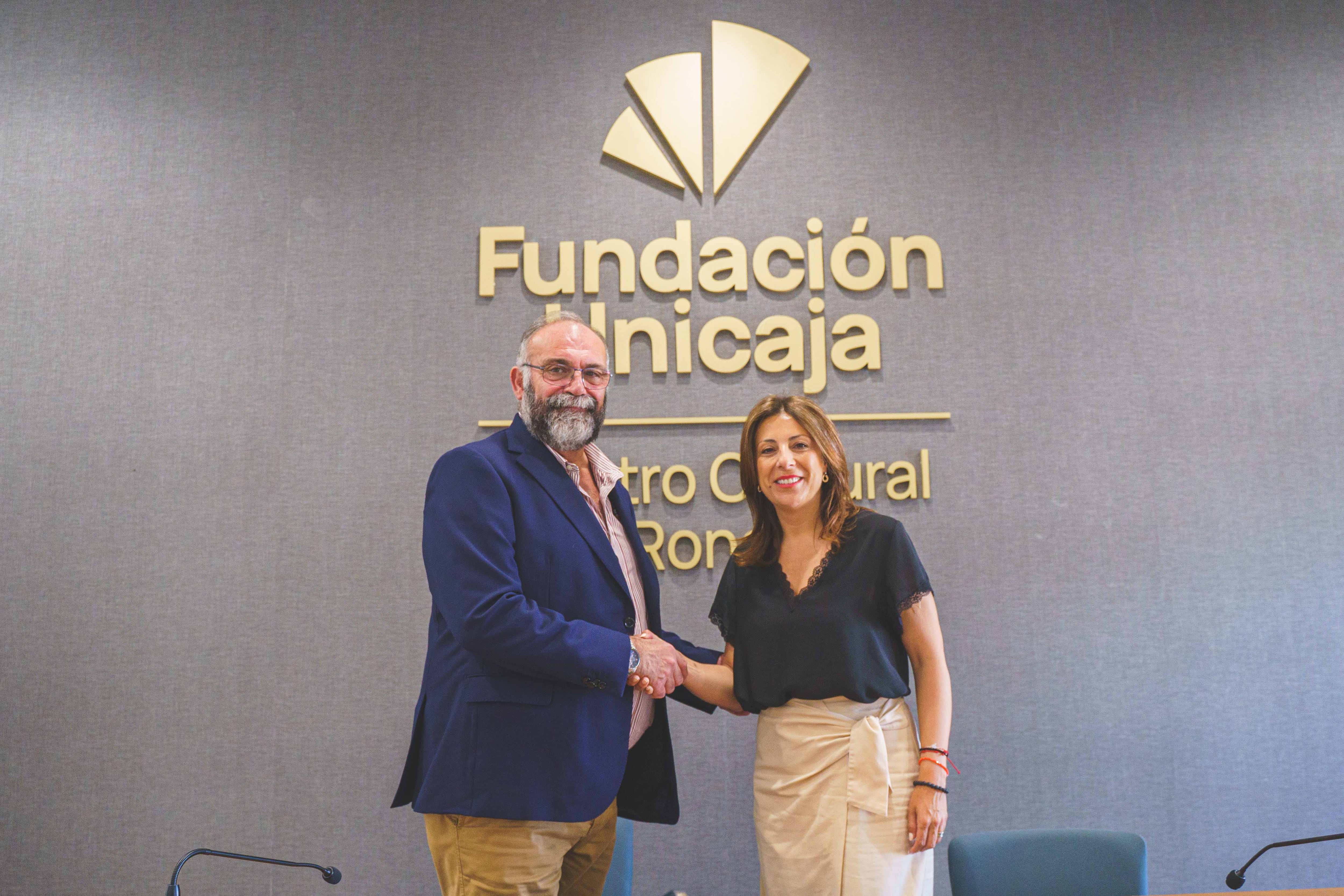 El director de División de Medios y Recursos de la Fundación Unicaja, Joaquín Osuna junto a la alcaldesa de Ronda, Mari Paz Fernández