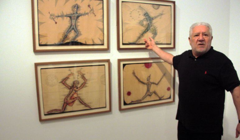 Imatge de Lluís Bassat explicant algunes de les obres de la mostra. 