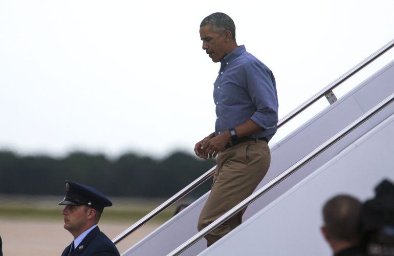 US President Barack Obama walks off Air Force One after a weekend trip to Florida